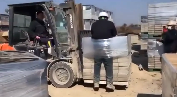 ⓒ 이주노동자가 지게차 화물에 묶인 채 들어올려지는 모습이 온라인 상에 공개되면서 많은 공분을 샀다/출처: SBS 영상 캡처