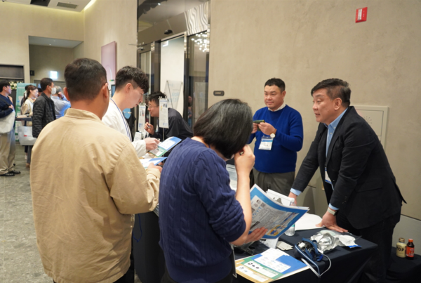 ⓒ세미나장 옆에 마련된 산업안전보건 관련 용품 전시 부스 모습. 참가자들이 내일기업(식염사탕)과 닥터프로텍션(피부보호크림) 부스를 찾아 제품에 대해 문의하고 있다. /사진- 세이프티퍼스트닷뉴스