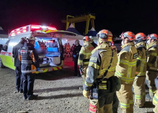 ⓒ 12일 오전울산화력발전소 붕괴 현장에서 수습된 매몰자를 병원으로 이송하기에 앞서 구조대원들이 도열해 거수경례와 묵념을 하고 있다./사진- 소방청