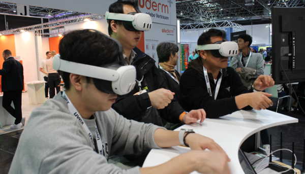 ⓒ‘A+A 2025’ 박람회에 참가한 관람객들이 엠라인의 VR 컨텐츠를 체험하는 모습/사진- 엠라인스튜디오 제공